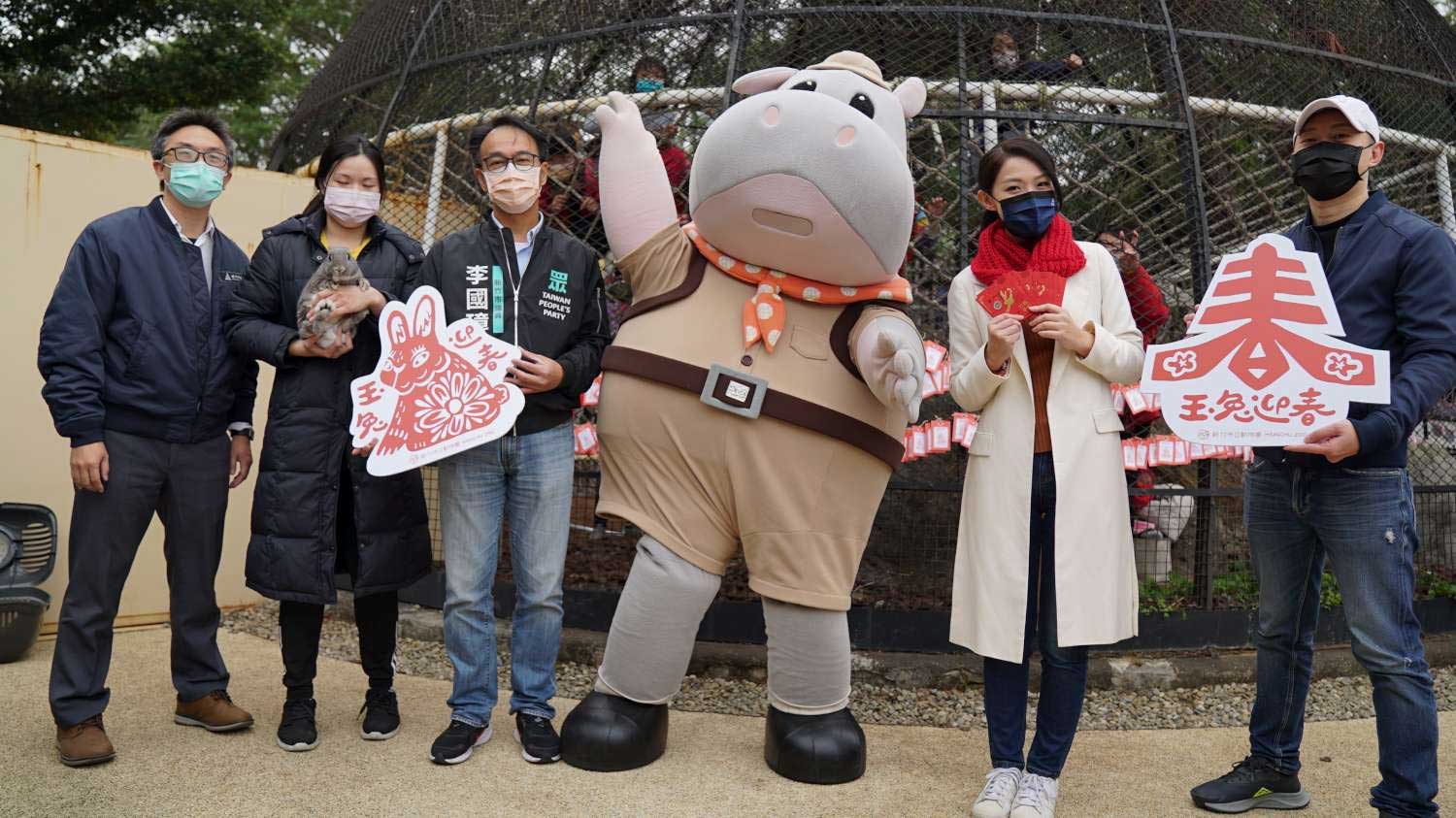 高虹安市長走訪動物園發送兔年開運小紅包